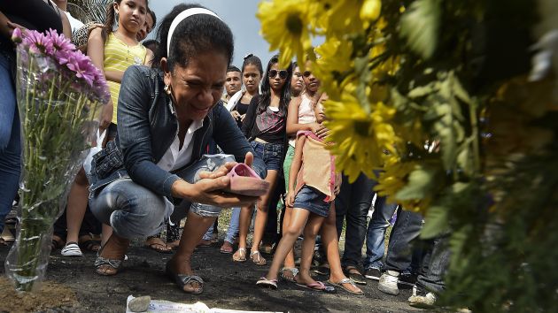 Padres de familia lloran la muerte de sus hijos. (AFP)