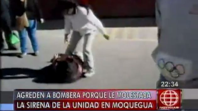 Mujer golpea a bombera porque le molestaba sirena de ambulancia. (América Televisión)
