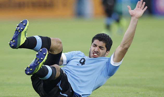 Luis Suárez fue operado de la rodilla a 21 días del Mundial ¿Llegará?. (AP)
