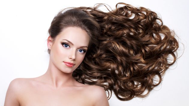 Cortar las puntas del cabello cada dos meses ayuda a evitar la aparición del frizz. (USI)