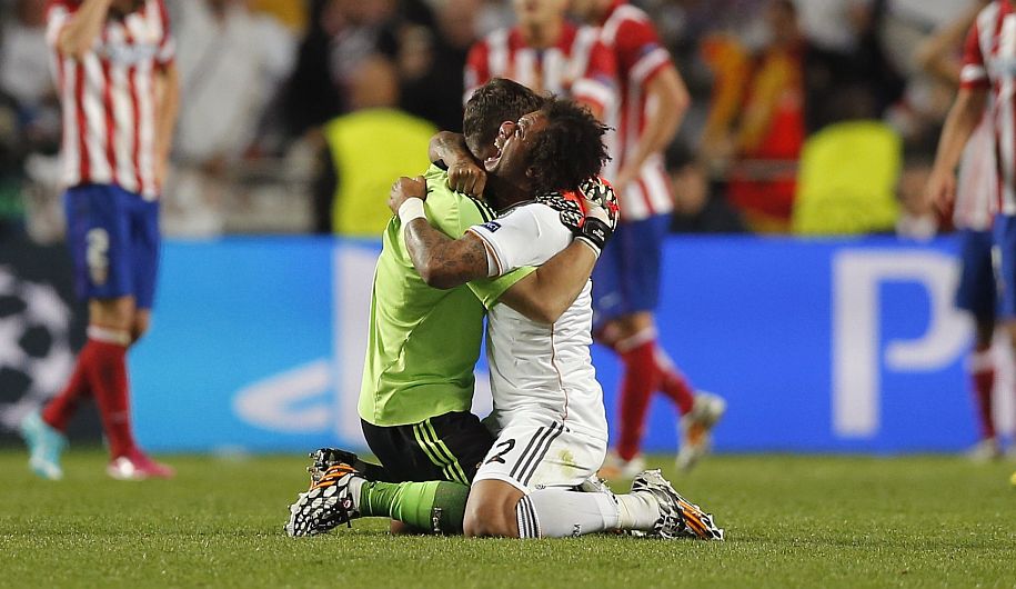 Marcelo y Casillas celebran los goles del Real Madrid. (AP)