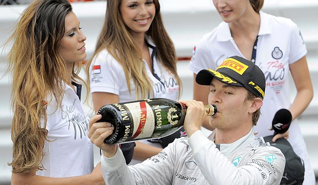 Con la victoria de Rosberg, la escudería Mercedes anotó su quinto 1-2 consecutivo. (EFE)