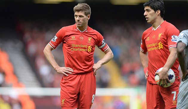 Steven Gerrard y Luis Suárez son compañeros y amigos en Liverpool. (EFE)