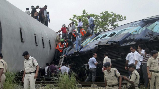 India: Al menos 40 muertos por choque de trenes. (AP)