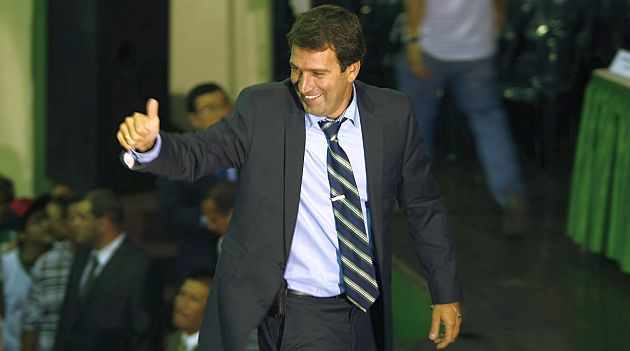 Santos declinó su precandidatura a Lima a favor de Jaime Zea. (USI)