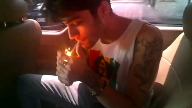 Zayn Malik y Louis Tomlinson de ‘One Direction’ sorprendidos fumando marihuana durante su tour en Lima. (Daily Mail)