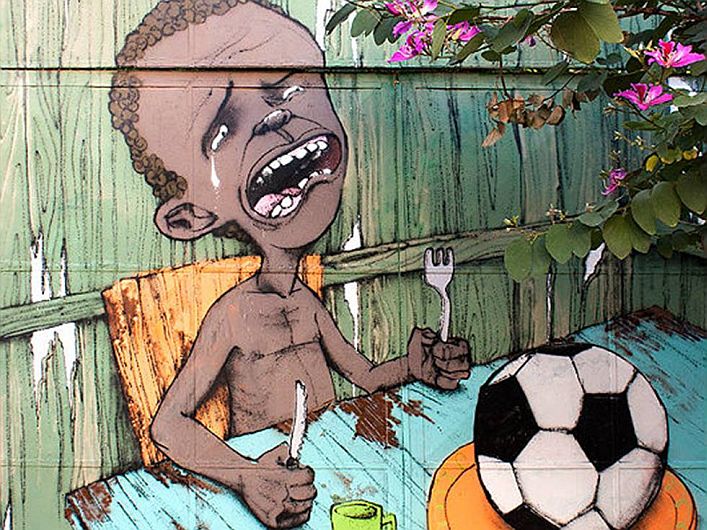 Imagen hace alusión a los niños pobres que no tienen que comer pero si mucho fútbol para ver. (Internet)
