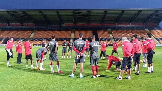 Selección peruana entrenó ayer en Londres para enfrentar el viernes a Inglaterra. (Difusión)