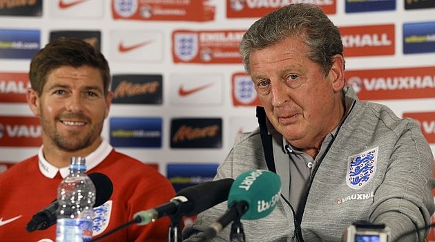 Roy Hodgson estuvo acompañado en la conferencia por  Steven Gerrard. (AP)