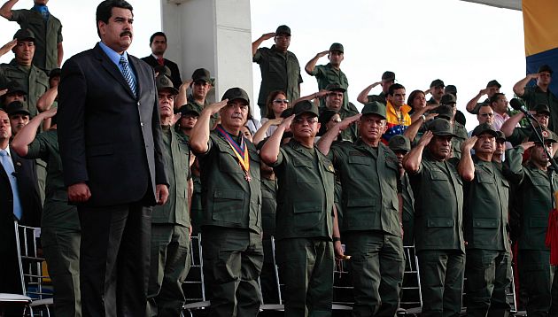 Maduro durante de visita de a la Escuela de Aviación Militar. (EFE)