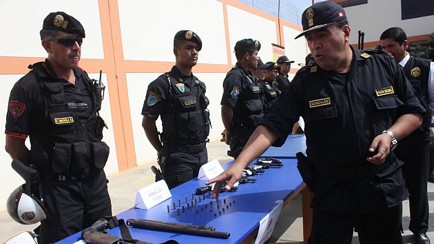 Agentes PNP decomisaron 24 armas de fuego, entre ellas 12 hechas a mano. (Randy Cardozo)