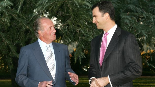 Rey Juan Carlos abdica en favor de Felipe. (AP)