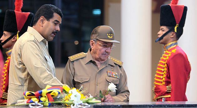 Nicolás Maduro y Raúl Castro ante el féretro de Hugo Chávez en abril del 2013. (AP)