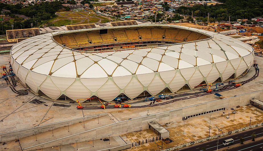 El Arena da Amazonía de Manaos es uno de los estadios que más retrasos ha sufrido. Los trabajos en los exteriores del recinto continúan a toda máquina. (AP)