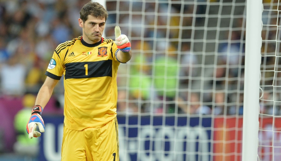 Iker Casillas es catalogado uno de los mejores porteros que tiene España en su historia. Entre los logros más importantes que obtuvo este en su carrera, se encuentran la Eurocopa del 2008 y 2012 con España. Gana más de 9 millones de dólares.