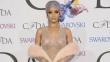 Rihanna va con vestido transparente a los CFDA Fashion Awards