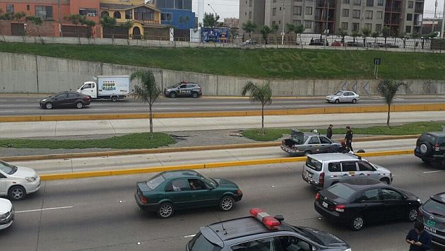 Taxi invadió carril del Metropolitano y provocó congestión. (@alfredo_falcon en Twitter)