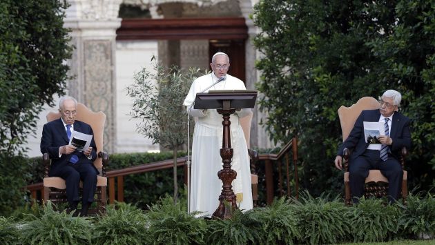 Shimon Peres, papa Francisco y Mahmud Abbas en jardines del Vaticano. (Reuters)