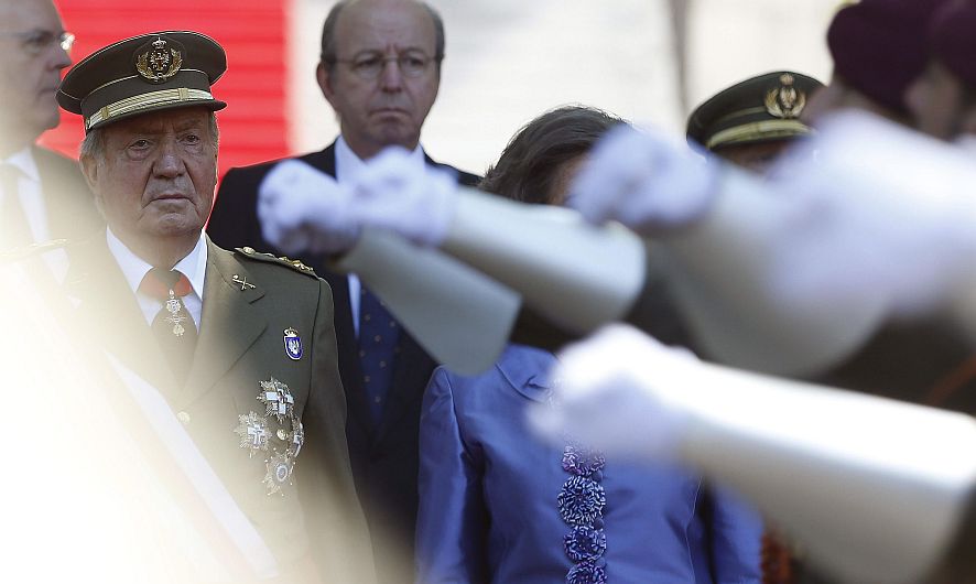 Pocos días después de anunciar su abdicación, el rey Juan Carlos de España presidió su última ceremonia militar antes de pasarle el testigo a su hijo Felipe de Borbón. (EFE)