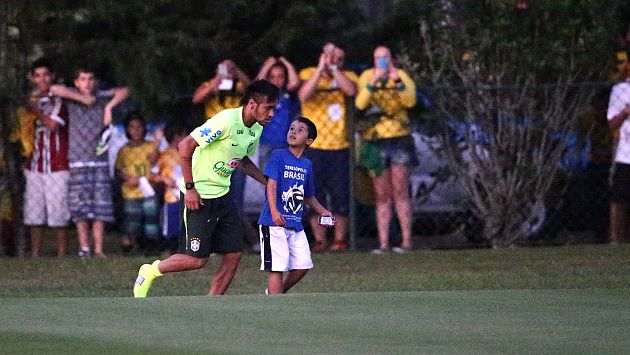 Niño invade entrenamiento y Neymar lo invita a tomarse fotos.(EFE)