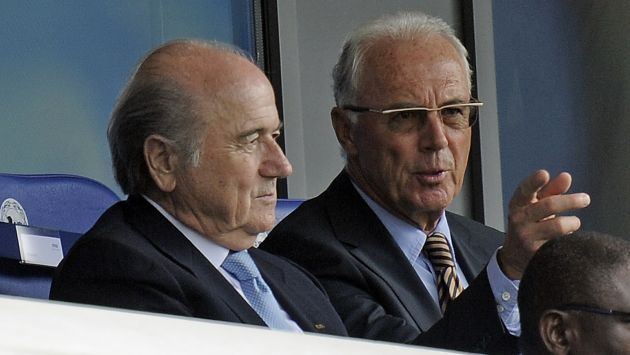 Joseph Blatter junto a Franz Beckenbauer. (AP)