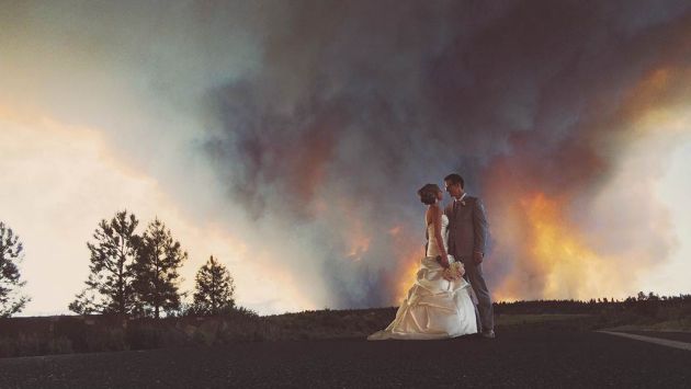 La imagen de los recién casados fue tomada por Josh Newton. (AP)