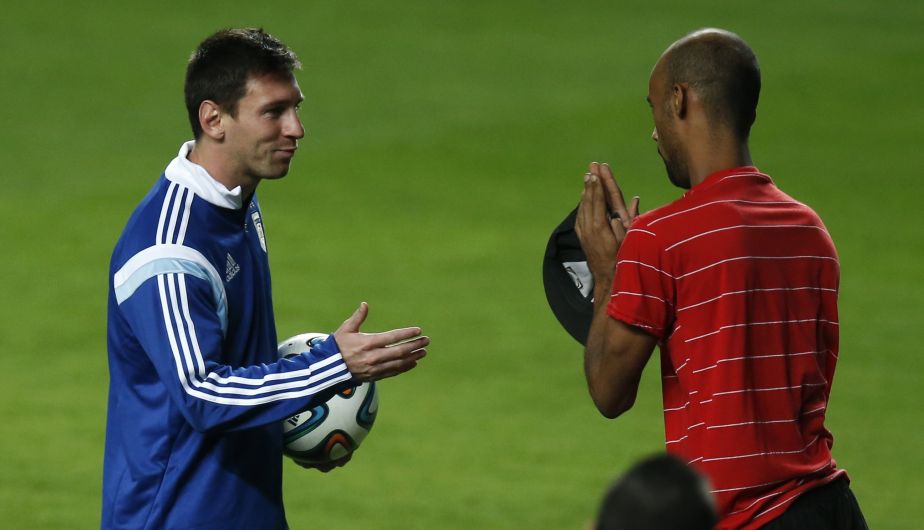 Hincha le hace una reverencia a Lionel Messi cuando entró a la cancha de entrenamiento. (AP)