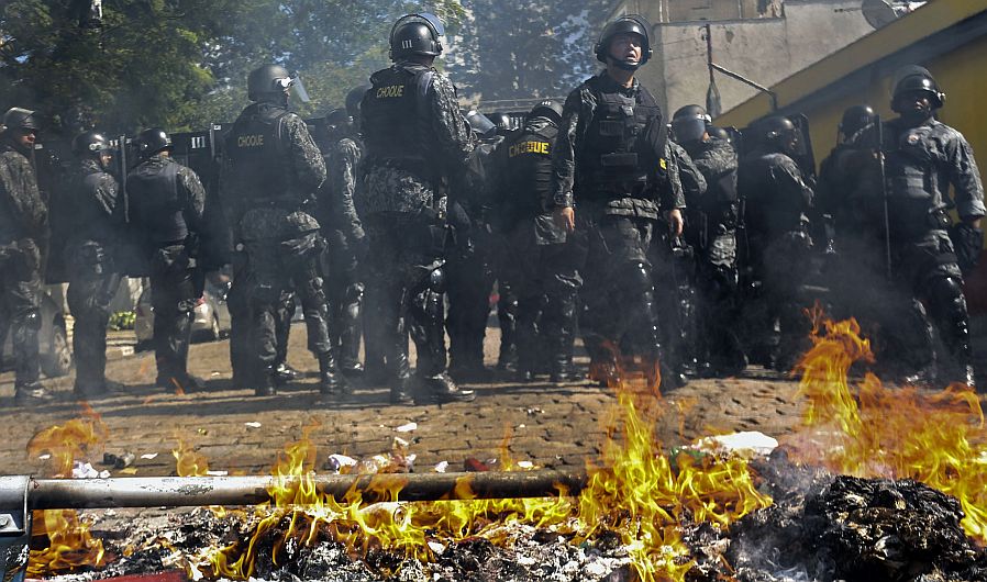 Manifestantes y policías se enfrentaron a pocas horas del inicio del mundial Brasil 2014. (AFP)