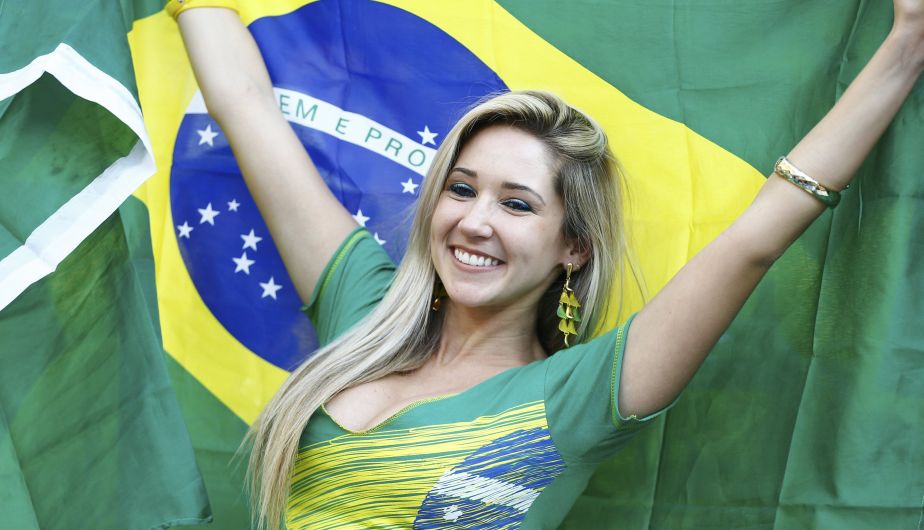 Las fanáticas brasileñas alentaron a su selección sin cesar. (Reuters)