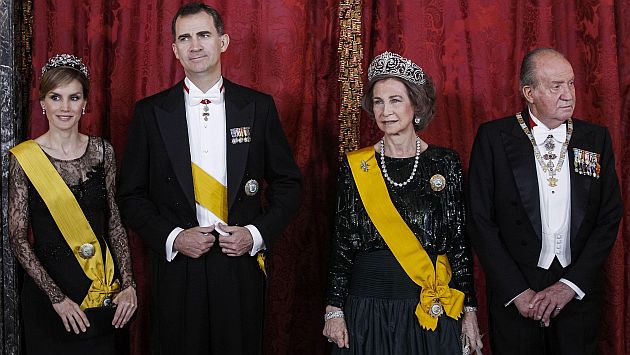 Juan Carlos I y Sofía junto a Felipe VI y Leticia. (AFP)