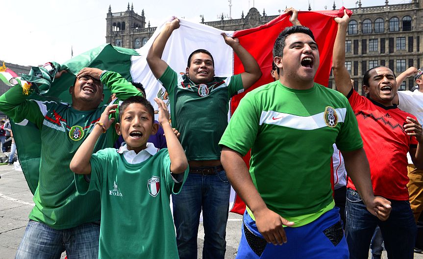 Hinchas mexicanos alientan a su selección. (AP)