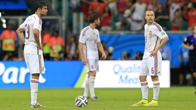 Andrés Iniesta  afirma que goleada de Holanda los dejó tocados. (AP)