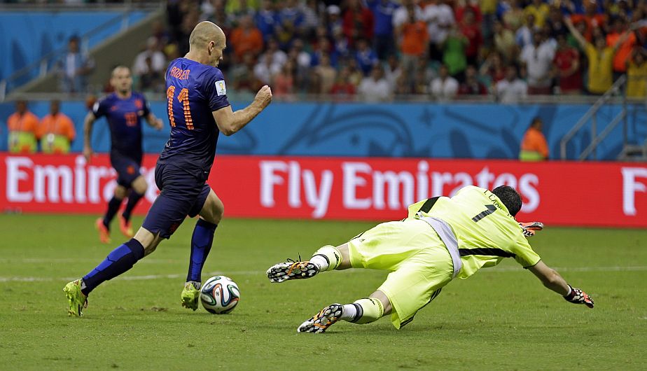 Arjen Robben hizo ‘gatear’ al portero español antes de anotar el cuarto gol para Holanda. (AP)
