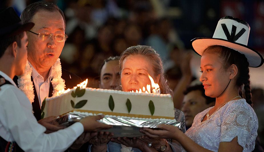 Ban Ki-moon celebró el viernes sus 70 años en una remota aldea donde bailó, comió y compartió con indígenas de la Amazonia boliviana (AFP)