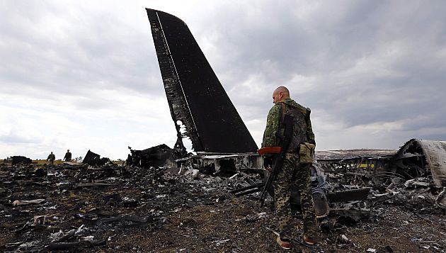 Un separatista prorruso inspecciona la zona donde derribaron el avión con militares ucranianos. (Reuters)