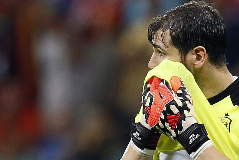 Iker Casillas y la imagen de una derrota humillante.  (EFE)
