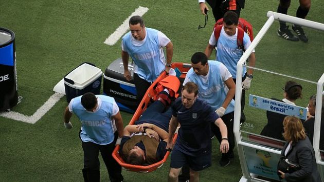 Gary Lewin fue retirado en camilla del estadio Arena Amazonía debido a una dolencia en el tobillo. (Simon Sctacpoole/Offside)