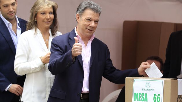Juan Manuel Santos acudió a votar en compañía de su familia. (Reuters)
