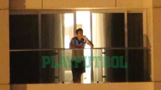 Messi en el balcón de su hotel. (Playfútbol)