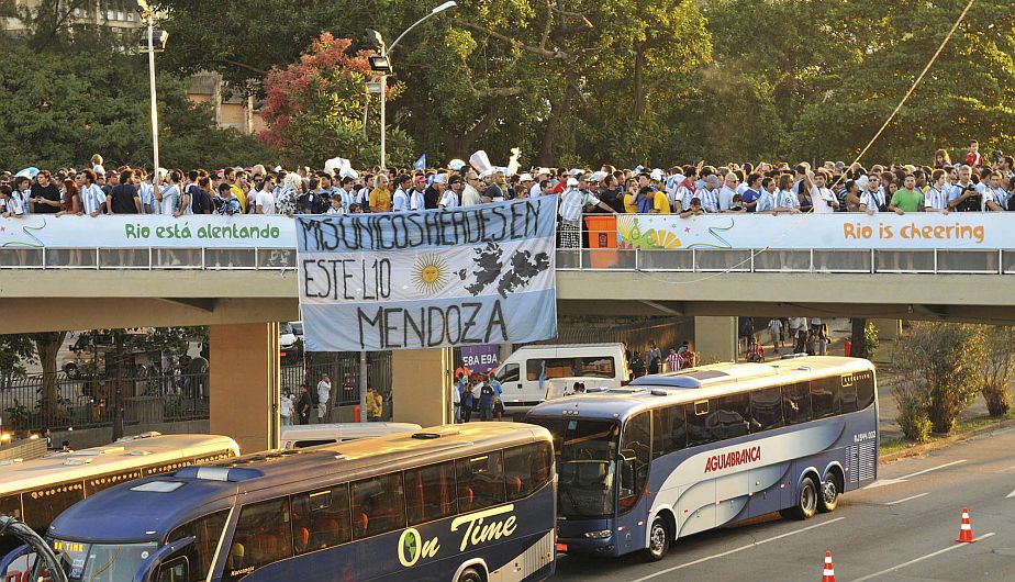Hinchas argentinos se hicieron notar en el estadio Maracaná. (Reuters)