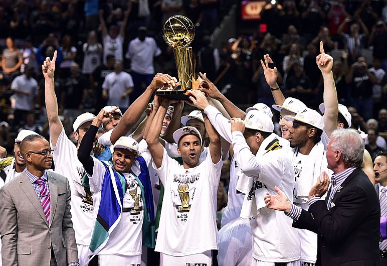 Los Spurs obtuvieron el título al apabullar a Miami Heat 104-87 (Reuters)