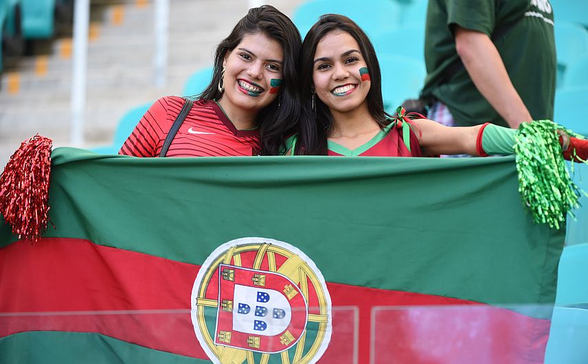 Jóvenes portuguesas alentarán con todo a su selección. (AFP)