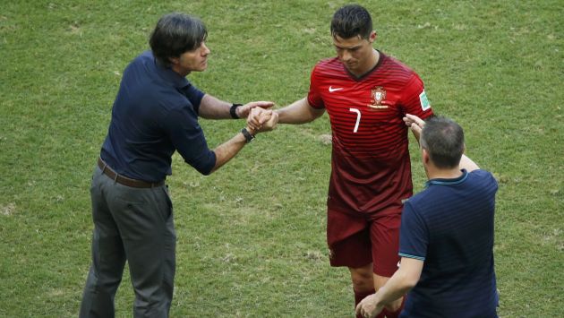Joachim Löw se saca moco y le da la mano a Cristiano Ronaldo. (Reuters)