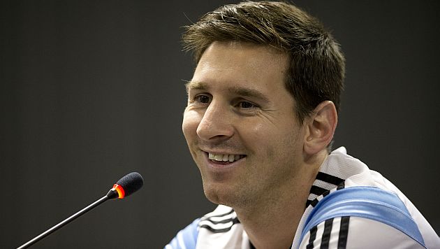 Messi dijo que se siente más cómodo jugando con los \'Cuatro fantásticos\' que un sistema defensivo. (AP)