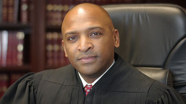 Senado de Estados Unidos aprueba a primer juez negro abiertamente gay. (radiofacts.com)