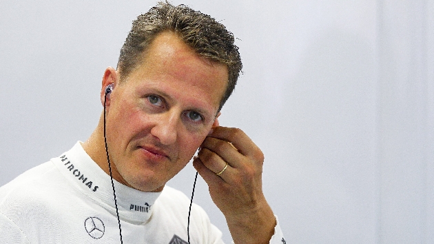 Michael Schumacher mira a su esposa Corinna en un intento por comunicarse. (EFE)