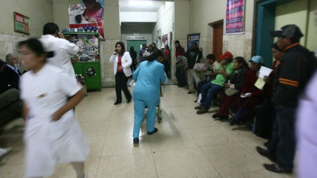 Los hospitales del Ministerio de Salud solo atienden hasta las 2 de la tarde, por eso existe gran demanda de atención. (Perú21)