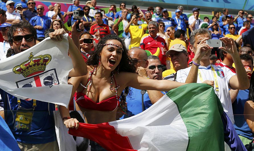 Italianas animan a la Azurra desde las tribunas. (Reuters)