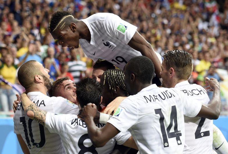 La contundente victoria deja a Francia con un pie en octavos. (AFP)