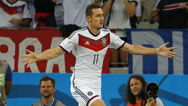 Miroslav Klose celebró con humildad el haber igualado a Ronaldo como goleador de los Mundiales. (Reuters)